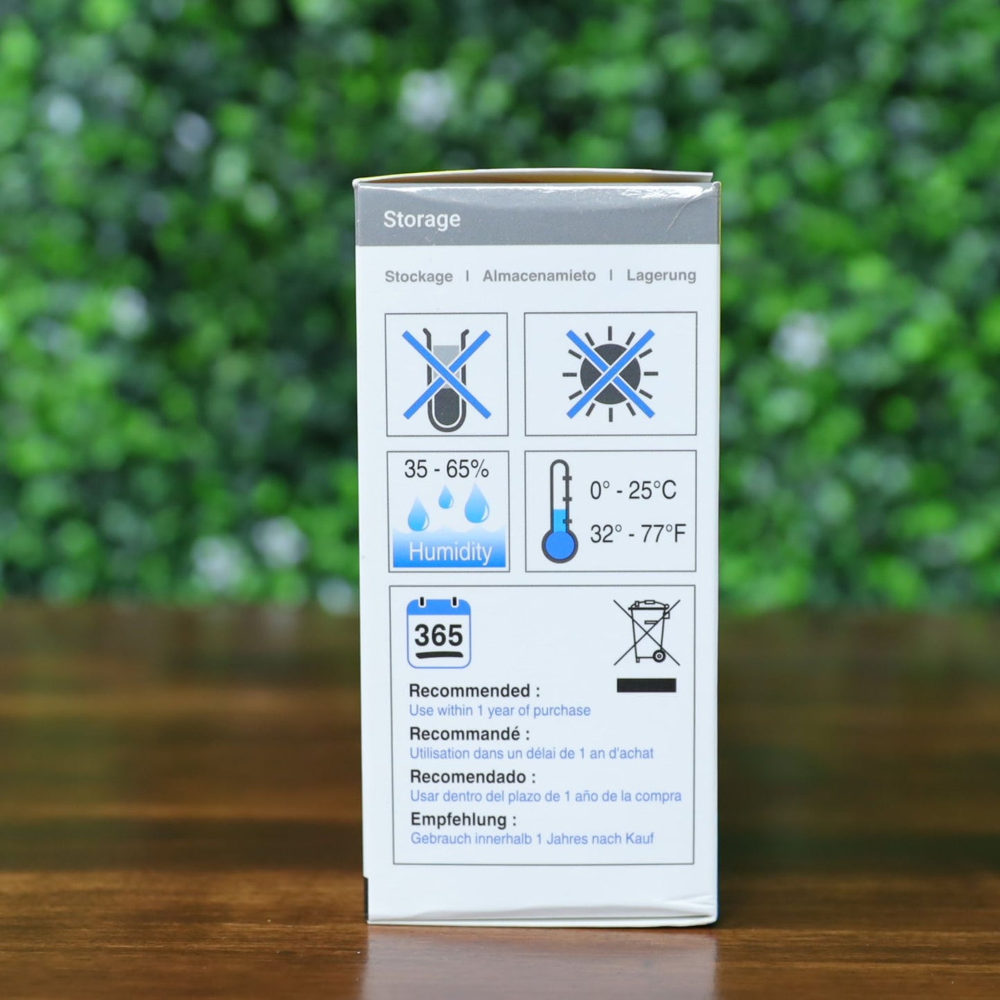 Side panel of the Magicard MC600KO/2 ribbon box displaying recommended storage guidelines. Includes visual indicators for humidity (35–65%), temperature (32–77°F), and shelf life (use within one year). Multilingual instructions are shown alongside disposal and handling symbols.
Photographed and sold by Specialist ID, an authorized Magicard dealer.